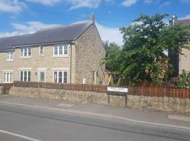 Traditional Northumberland Stone House, hotel with parking in Shilbottle