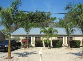 Lazy Cuckoo Inn - Sleek and Stylish Studio Apartments, hotel em Fort Myers Beach