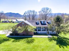 Bears Valley Inn - Less than 15 Min to Attractions - Great Mtn Views - Private Pool Club - EZ Access Roads - Luv Dogs!, cabaña o casa de campo en Sevierville