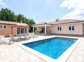 Villa Fortuna - spatious villa for 8 guests with pool and garden, Ferienhaus Istrien