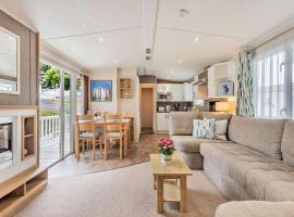 Maple Brook Lodge Sea Breeze Shorefield, cabin in Lymington