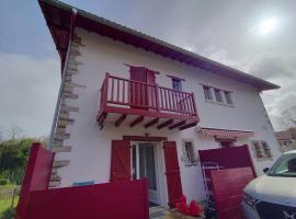 Appartement T3 confortable avec terrasse, 2 chambres, cuisine équipée, Wi-Fi – Larressore - FR-1-495-122, hotel a Larressore