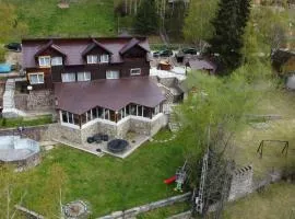 Cabana Floare de stâncă Retezat cu Ciubar in pădure