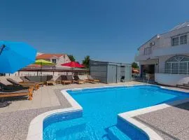 Four-Bedroom Holiday Home In Brodarica