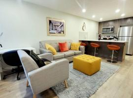 The Oliver - Cozy Apartment in Rockland Park, NW, hotel econômico em Calgary