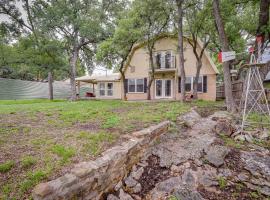 Lake Brownwood Home with Private Boat Dock!, hotelli kohteessa Lake Brownwood