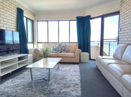 Ocean view beachside 3 bedroom 2 bathroom unit: Caloundra şehrinde bir otoparklı otel