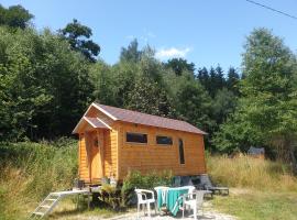 White wood tiny house, hotel with parking in Darney