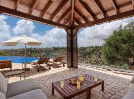 Aphrodite Hills 4 bedroom villa with private infinity pool、クークリアのホテル