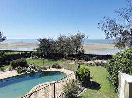 Private Beach House for Your Perfect Family Holiday, hotel i Beachmere