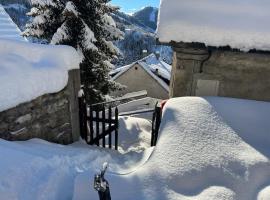 Les Astrances, logement dans une maison de village, vikendica u gradu LʼHuez