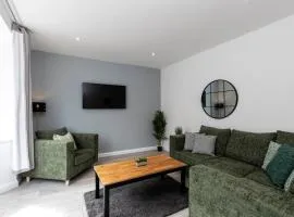 Stunning newly refurbished house by Our Home Short Stays with TV in each bedroom and crisp white hotel linen