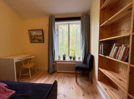 Bed&Breakfast in nature 12 min from city free bikes, B&B di Stockholm