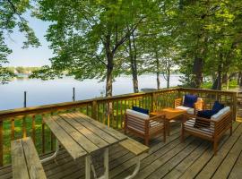 Pet-Friendly Kalkaska Cottage on Lake Crawford!, hotel with parking in Kalkaska