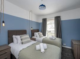 Stay at the Marine House - TV in every bedroom!, apartamento em Morriston