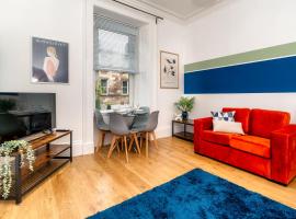 Cosy Retreat - Charming 2-Bed Apartment: Greenock şehrinde bir daire