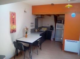 T1 ,ch mézanine,cuisine balcon, holiday rental in Langogne