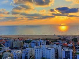 apartments with separate kitchen by the sea, hotel in Ashdod