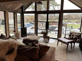 Riverside 2 Bed Cabin With Paddle Boards & Bikes, hotel v Bristolu