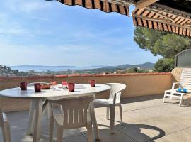 Bormes-les-Mimosas: Appt climatisé, 5 couchages, parking, grande terrasse - FR-1-251-136, hotel in Bormes-les-Mimosas