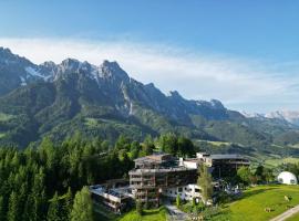 Holzhotel Forsthofalm, hôtel à Leogang