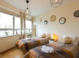 Host Wise - Spacious Trendy Flat w Netflix - Central Location