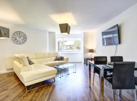 Sunderland Short Stays 2 bedroom apartment Free Parking Fulwell SR6, хотел близо до Стадион „Лайт“, Съндърланд