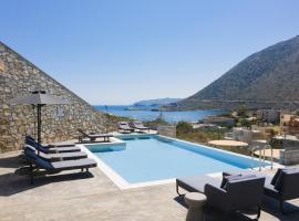 ViveVerde Villa, featuring 3 Pools - Walking distance to Beach & Shops, By ThinkVilla, ξενοδοχείο στο Μπαλί