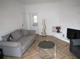 Whitley Bay - Sleeps 6 - Parking - Fast Wifi - Dogs Welcome, hotel in Whitley Bay