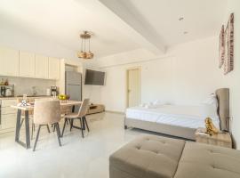 Elegant Suite 4 Near the Beach, בית חוף בAyía Marína