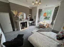 2 Bed ground floor apartment, sleeps 4 with free parking