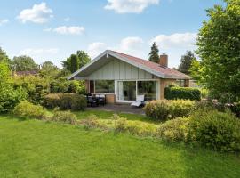 Cozy Home In Niv With Kitchen – domek wiejski w mieście Fredensborg