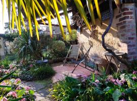 Le Jardin Yuccas - Cosy cottage in the Loir& Loire Valleys, hotell i La Chapelle-aux-Choux