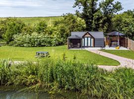 Acorn Lodge At Bridge Lake Farm & Fishery, holiday home in Banbury