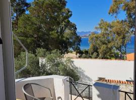 Apartment with sea view and balcony 60m from beach, hotel bajet di Aegina Town
