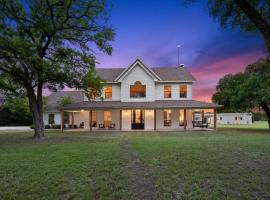 50 Acre Countryside Haven With Hiking Trails, Fossils, Pickleball Court, Basketball, Arcade, In-Ground Trampoline, Pool and Jacuzzi residence, Hotel mit Parkplatz in Glen Rose