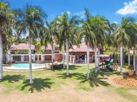 Luxurious 8-BR Villa with Ocean View, Jacuzzi, Home Cinema and Resort Access in Casa de Campo, alojamento na praia em La Romana