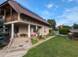 Virágos Apartman Balatonszemes, hotel i Balatonszemes