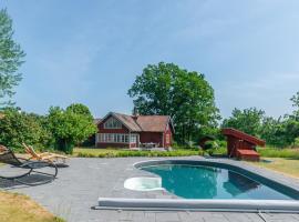 Idyllic house in Molnbo with heated pool near Gnesta, cabaña o casa de campo en Mölnbo