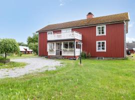 Holiday house with central location 17 km from Ljungby, hotel with parking in Ryssby