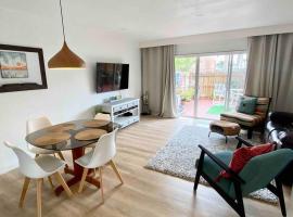 Endless Summer -Updated Townhome, 3-5 minute walk to the beach!, hotel in Indian Harbour Beach