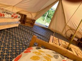 Roaches Retreat Eco Glampsite - Rocky Reach Bell Tent, glamping site in Upper Hulme