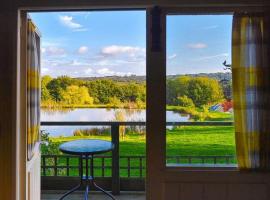 Idyllic Shepherds Hut glorious views to South Downs 'Perch', vacation home in Uckfield