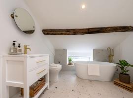 Stylish, comfortable, convenient!, lake house rental in Bala