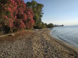 Εξοχική Κατοικία - Αγιόκαμπος, hotel Lutrá Edipszúban