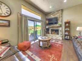 Ruidoso Golf Condo - Patio and Mountain View!, hotel i Ruidoso