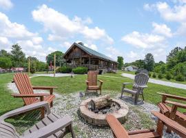 Rustic Cabin, Dock, Firepit, Kayaks & Games, hotel in Winchester