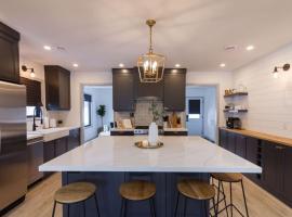 Walk to Downtown Picton, 4-bedroom, hotel in Picton