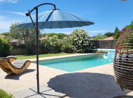 Maison d'architecte avec spa, piscine et parasol chauffant, hotel in Bras