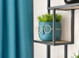 Colourful Apartment for 4 Guests and Free Parking